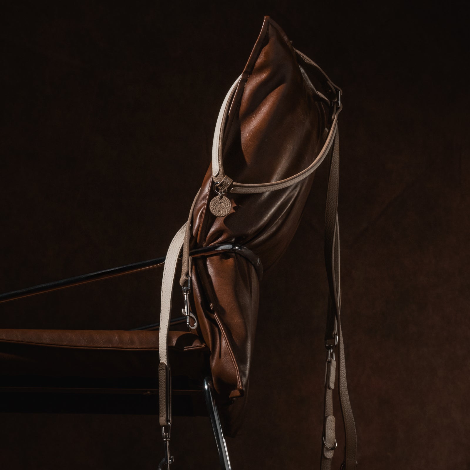 Soft leather collar and multi-way leash set displayed together.#color_Vanilla Taupe